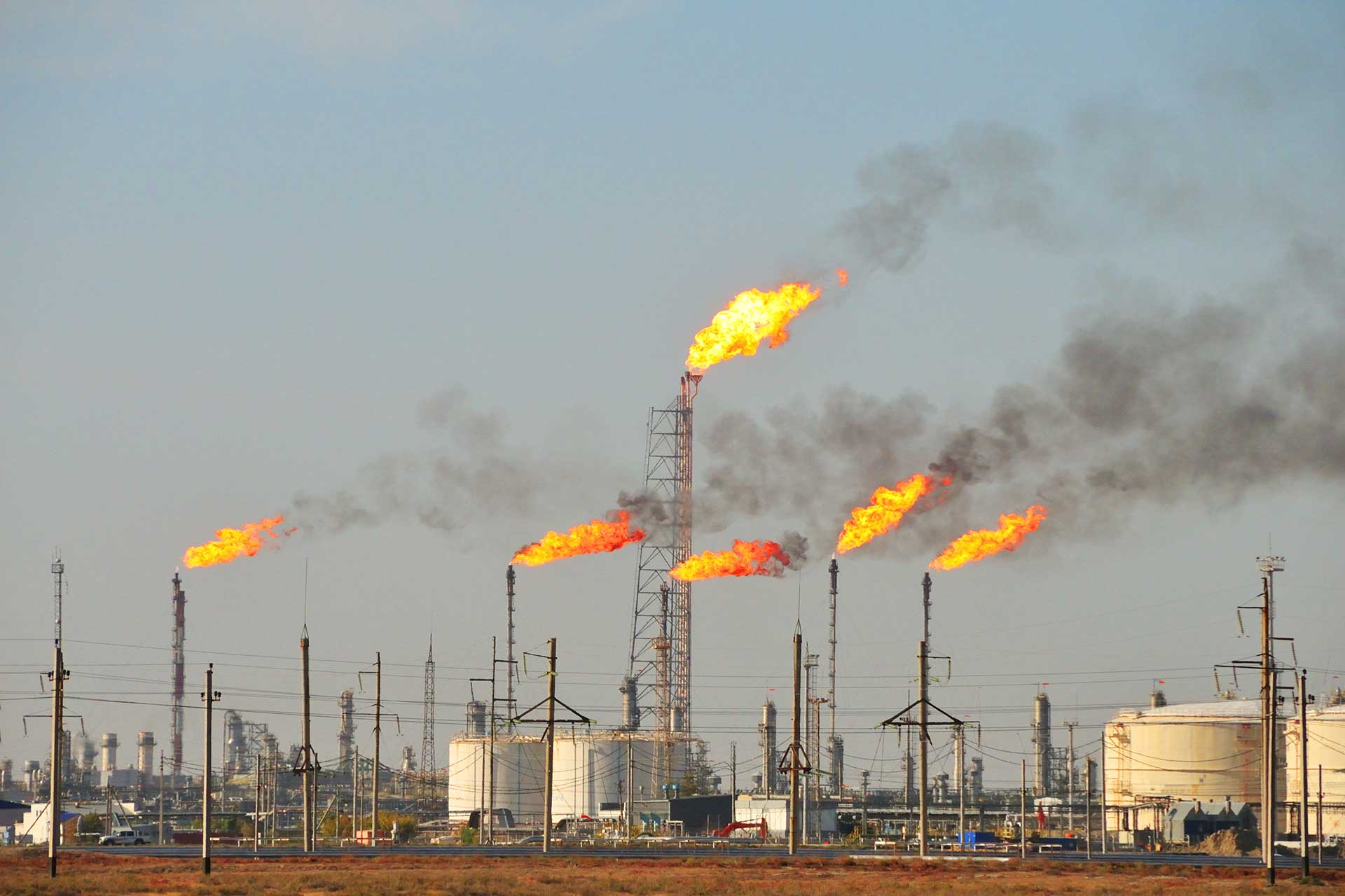 Майнинг на попутном нефтяном газе — как избежать штрафов и проблем с экологией